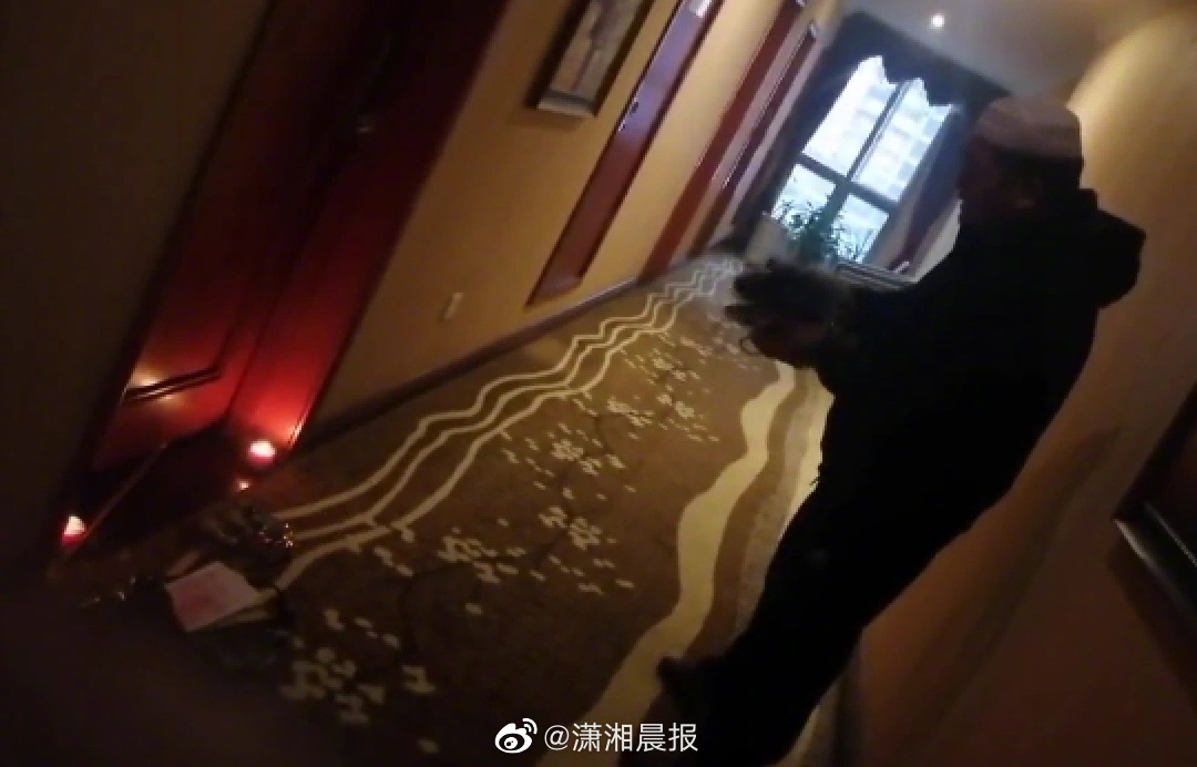 男子退房后留下神秘粉瓶，房东果断报警揭秘真相
