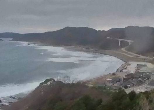 海啸警报下的日本，民众挤满屋顶的生死瞬间