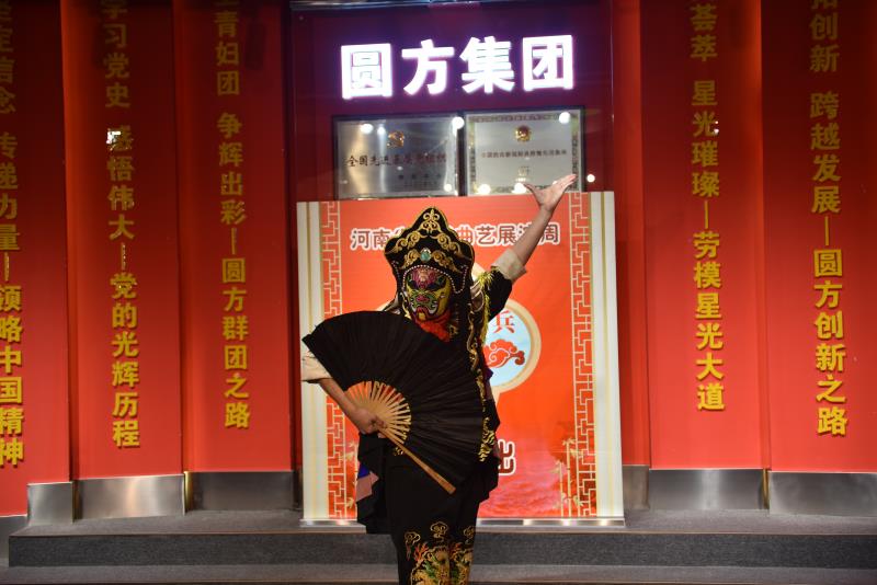 共赏笑语，陈梦、黄晓明携手观岳云鹏演唱会