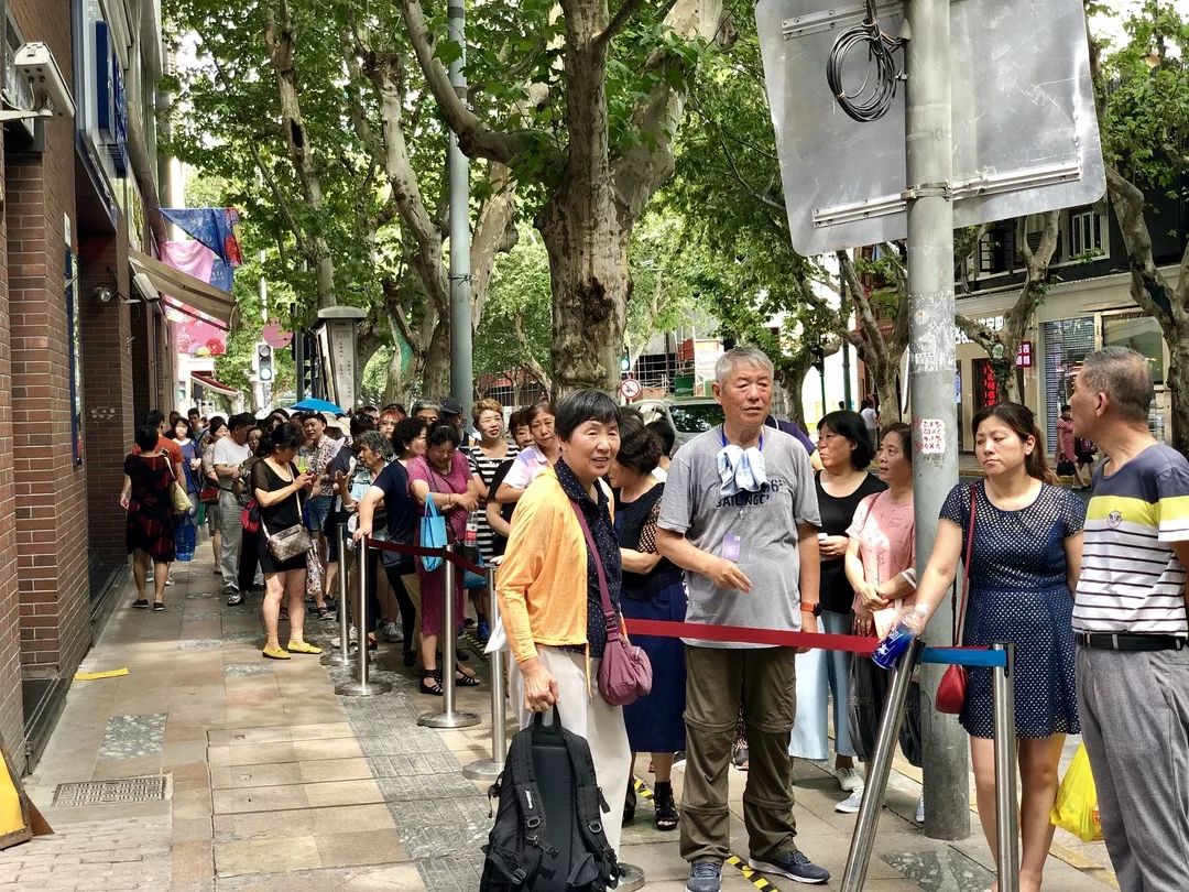上海市民尴尬，扔旧的比买新的还难