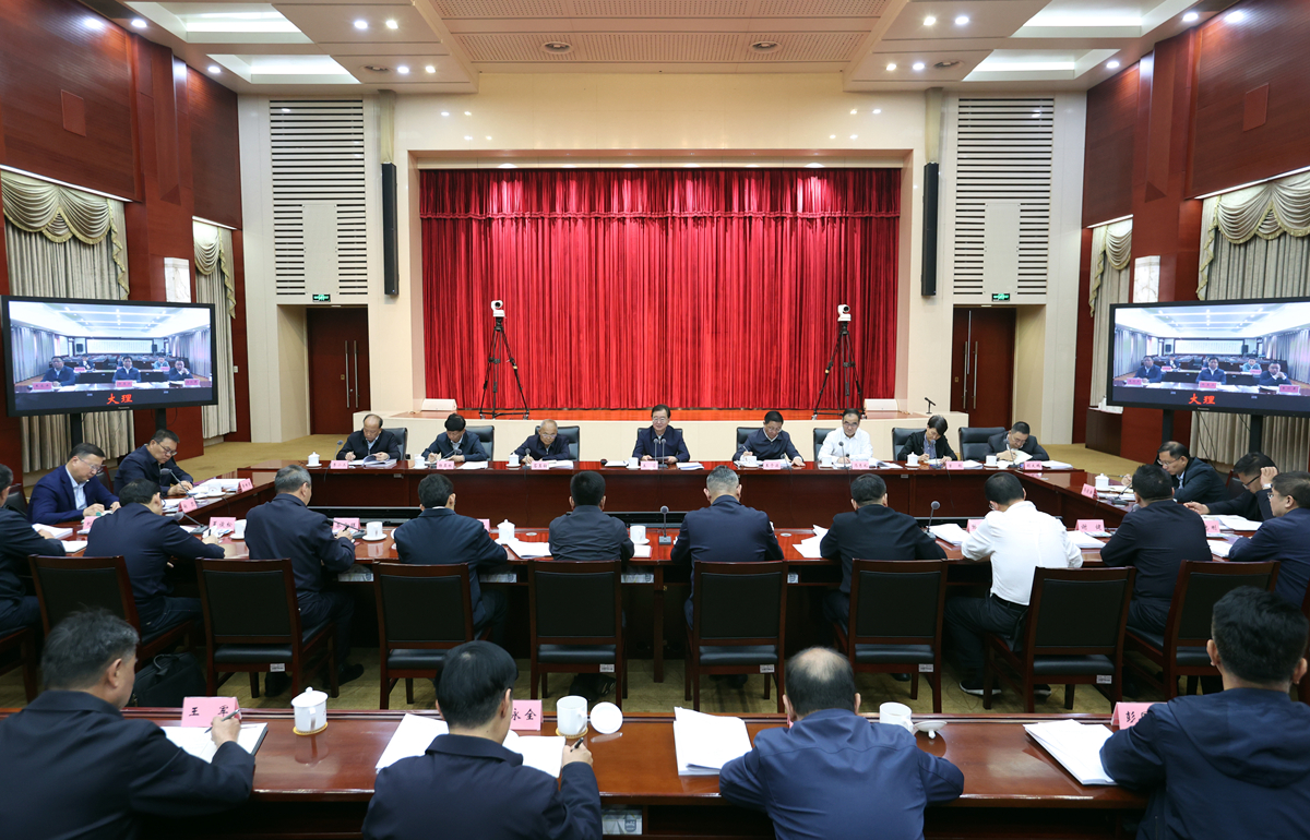 李强主持召开国务院常务会议，部署逐步推行免费学前教育，共筑教育公平新篇章