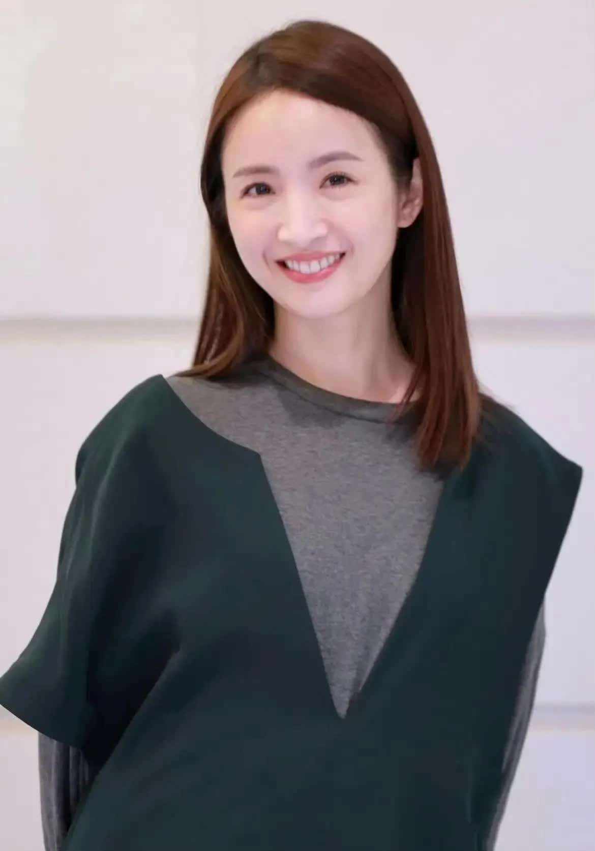 林依晨二胎后首露面，素颜白到发光，重返荧屏的美丽蜕变