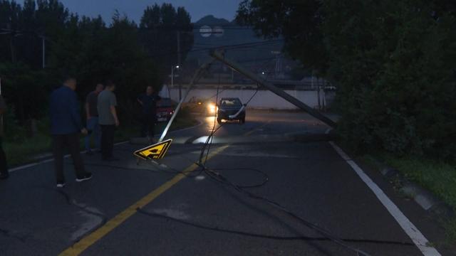 密云特大暴雨，村民开门瞬间被水冲跑，家园重建的坚韧与希望