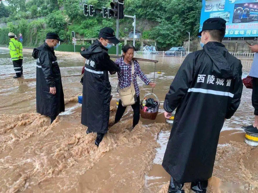 北京暴雨实况，城市防汛的严峻考验与民众的共同应对