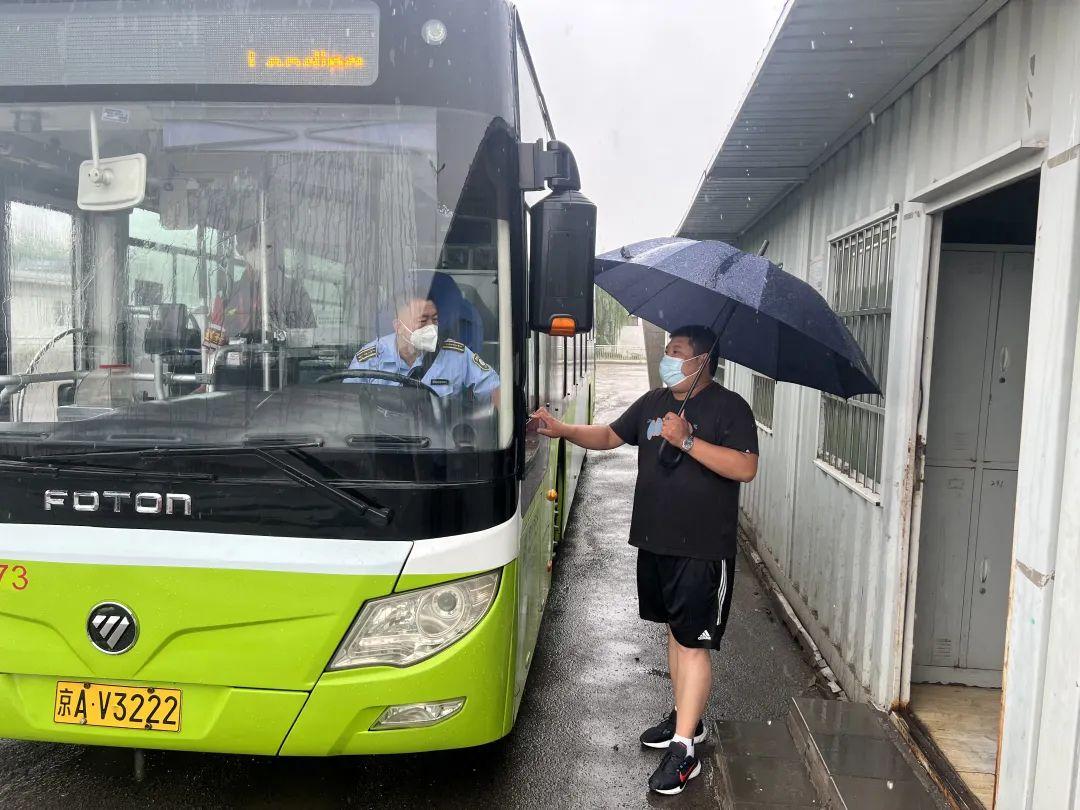 暴雨中的北京打工人，风雨无阻的坚韧与坚持
