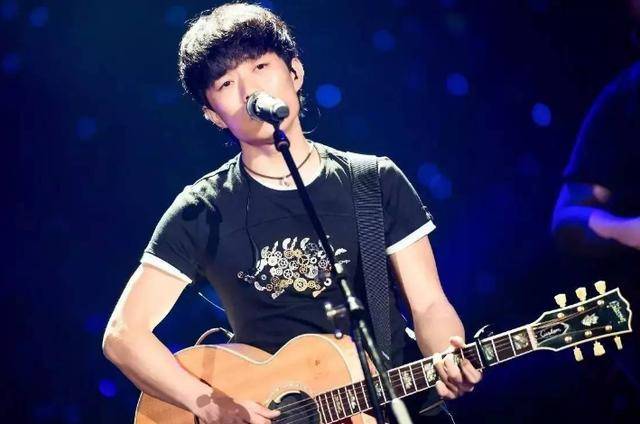 张碧晨方正式回应汪苏泷收回年轮授权事件，永久演唱权在手，但选择不再演绎年轮
