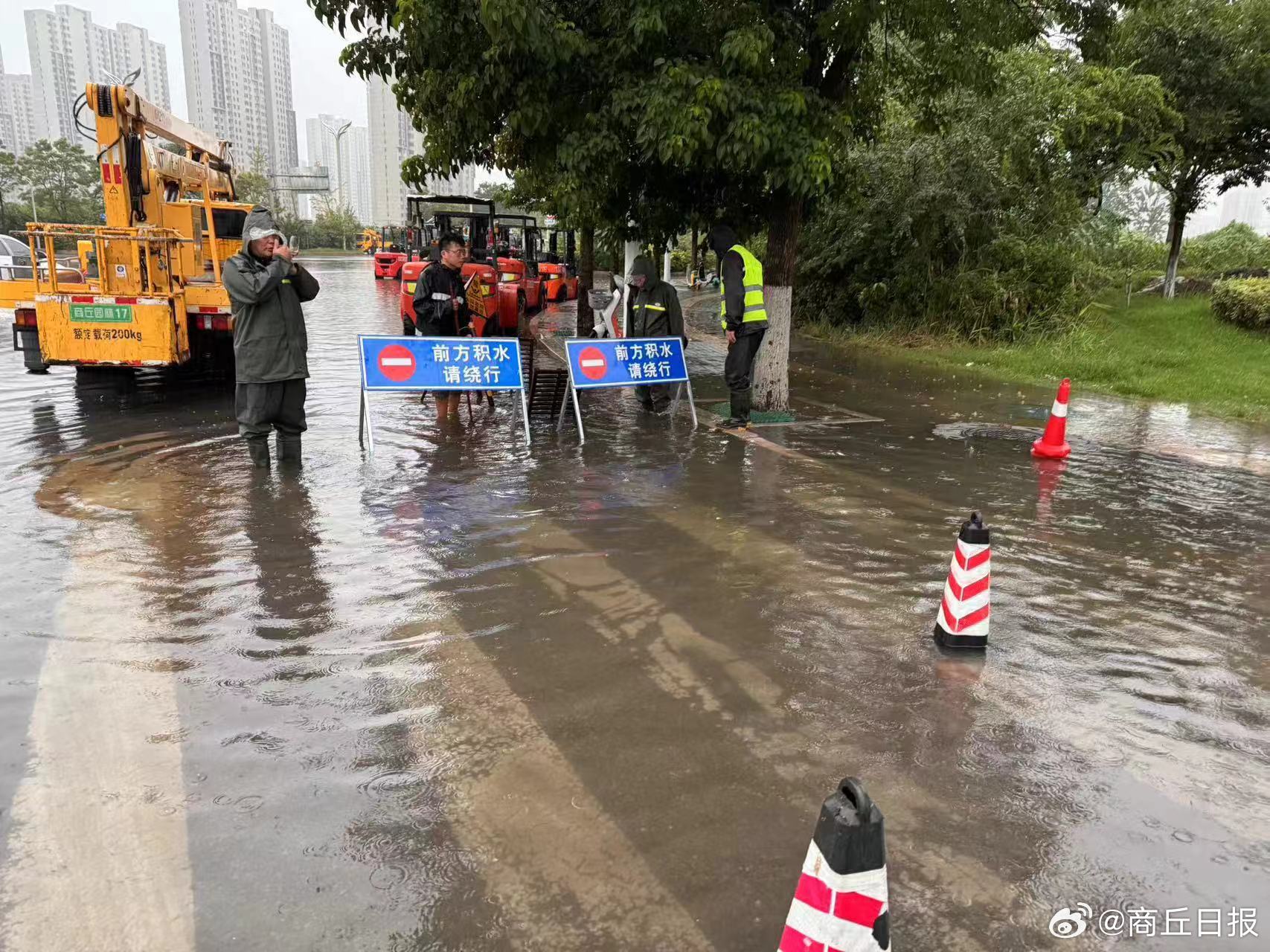 北京暴雨实况，城市防汛的严峻考验与民众的共同应对