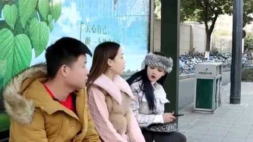 女生拆录取通知意外发现夹带他人通知书，一场美丽的误会