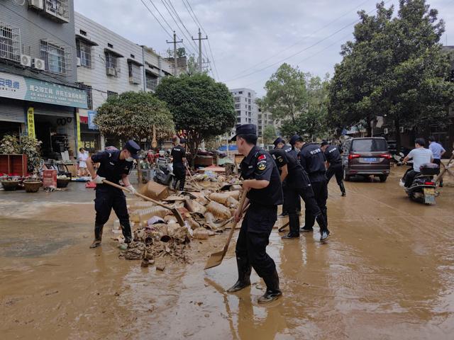 女子住蒙古包，一场突如其来的洪水考验