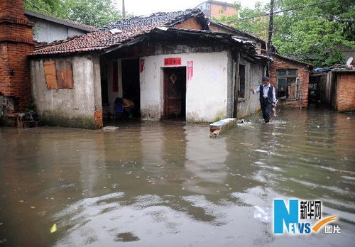 密云暴雨，小区积水淹没一层楼的极端考验