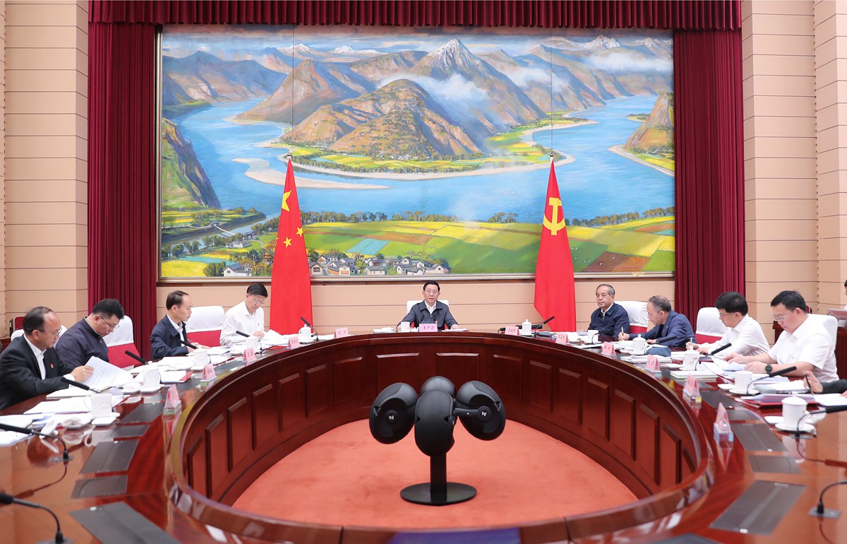 李强主持召开国务院常务会议，部署逐步推行免费学前教育，共筑教育公平新篇章