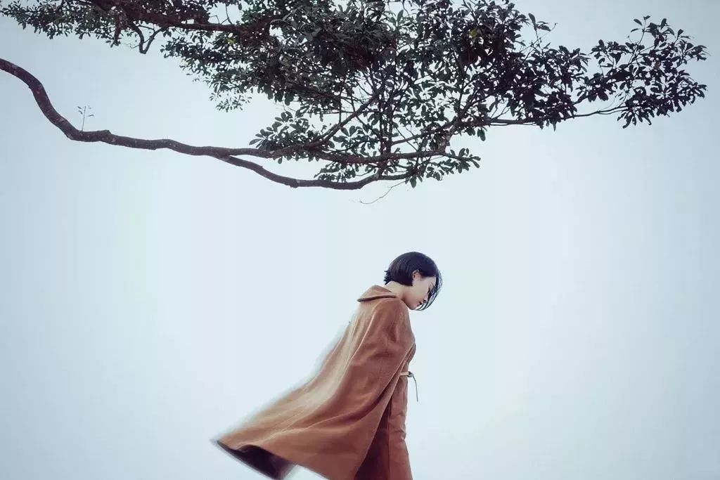 13岁少女骑电动车载人闯红灯，一念之差，悔之晚矣