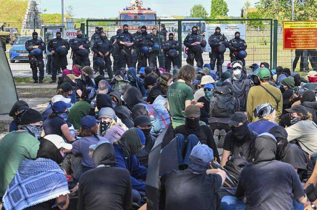 英国爆发大规模抗议，超470人被捕，社会情绪激化