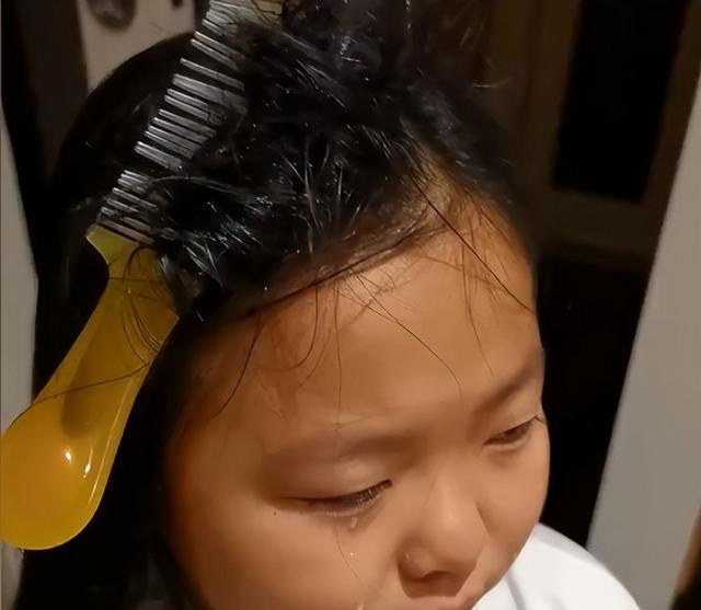 妈妈疑云，女儿剪发时头发不翼而飞