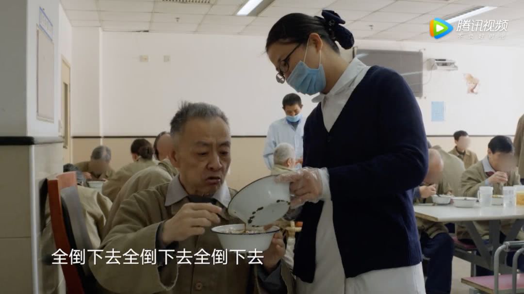悲剧的阴影，副教授命丧精神病人之手，儿子深陷哀痛一夜之间竟成光头