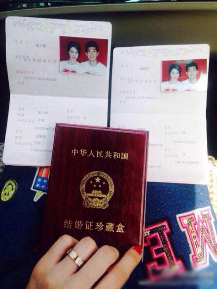 葛夕晒离婚证，单身新生的自我宣言