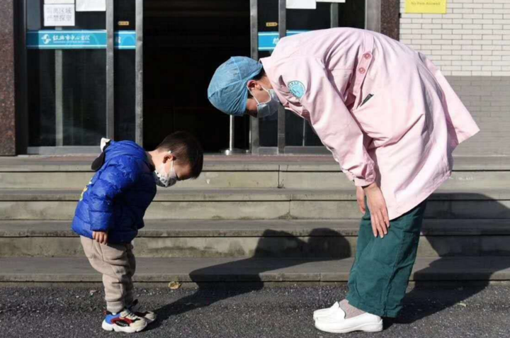 心怀感恩，以鞠躬致谢—吴艳妮夺冠后的动人瞬间