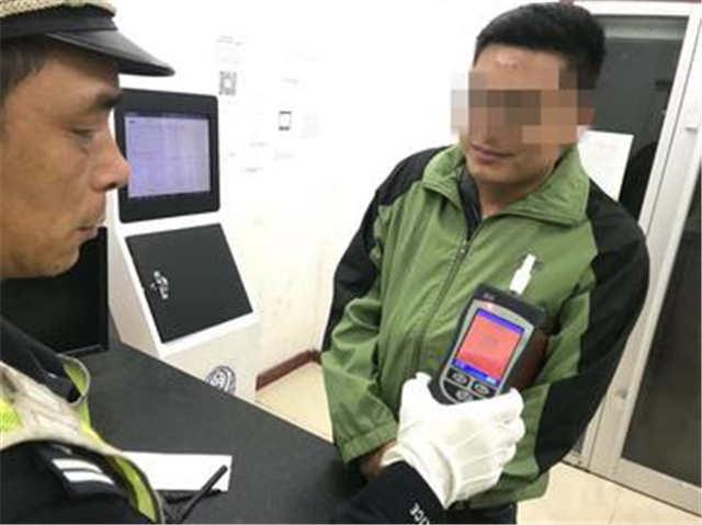 男子酒后开启自动驾驶功能上高速，科技便利与安全意识的碰撞
