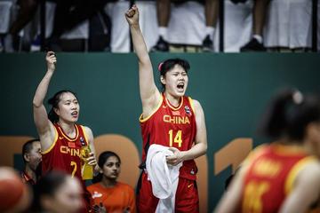 中国女排世锦赛小组赛首战告捷，以小组第一身份晋级
