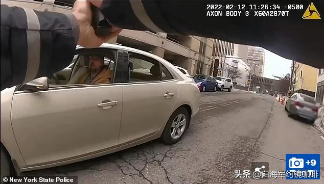 惊险一幕，中国女子在柬埔寨遭遇绑架，宪兵2枪逼停车辆