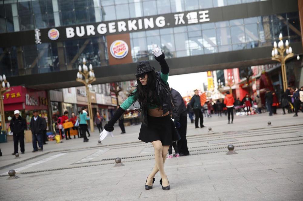 男子变身女装，偷走两双黑丝袜的离奇事件