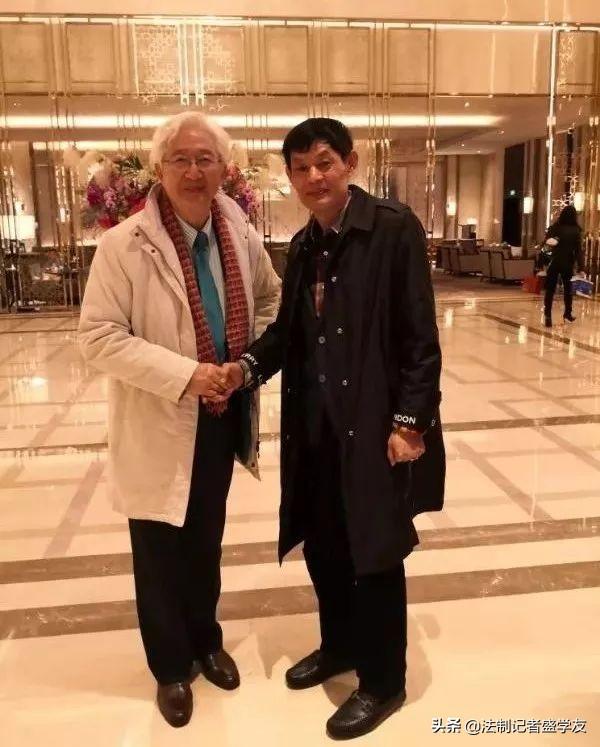 张卫健演唱会掏卡事件，笑对岁月，以心传情