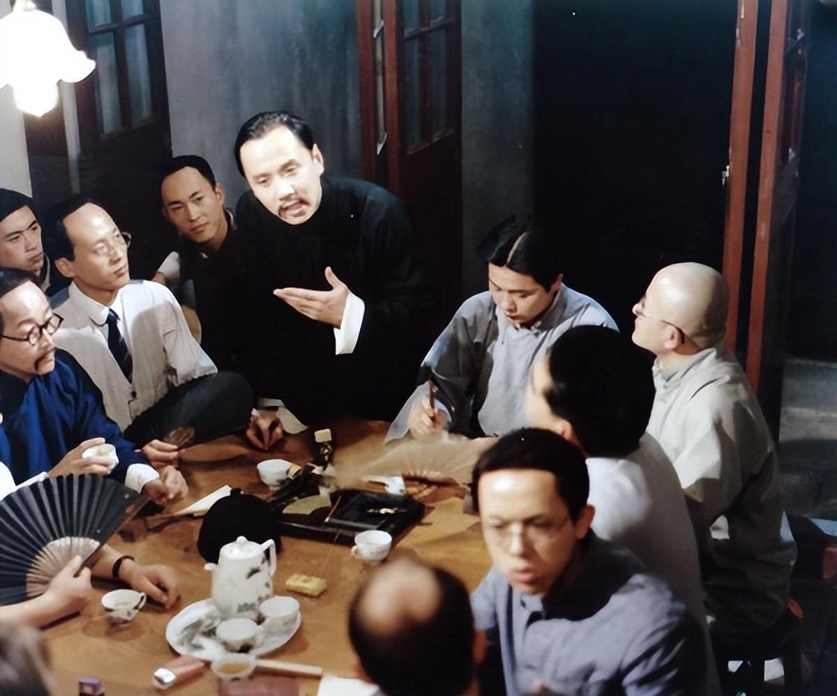 贾冰暴瘦后，面相变化引热议，是艺术追求还是健康警钟？