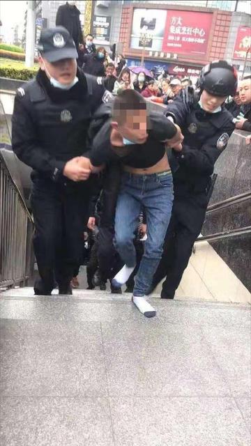 湖北孝感出租车事故，一车失控致多车碰撞，5人受伤