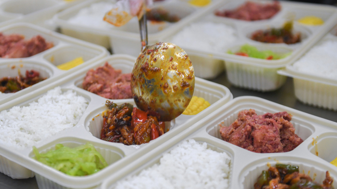 高铁轻食套餐与一般盒饭，味蕾上的精致与便捷之争