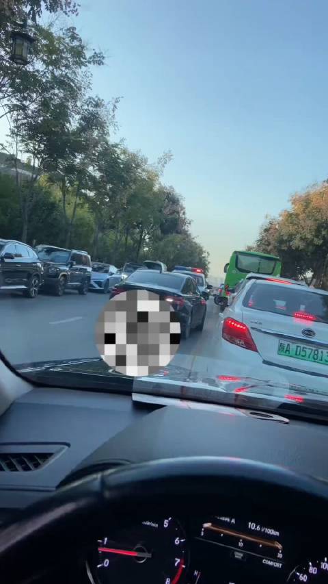 逆行插队车被交警逼退1公里，一场城市交通秩序的较量