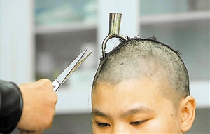 男子行车时天降剪刀直扎车头，一场突如其来的飞来横祸