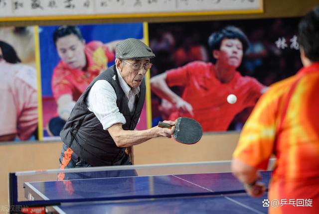 传承与荣耀，张本智和夺冠后与王皓的握手—乒乓球场上的时代交响