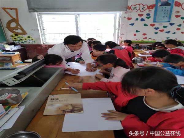 张卫健演唱会掏卡事件，笑对岁月，以心传情