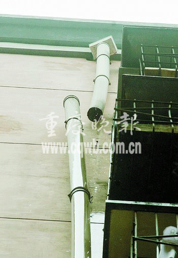 小区落水管高空脱落，悲剧的瞬间与反思
