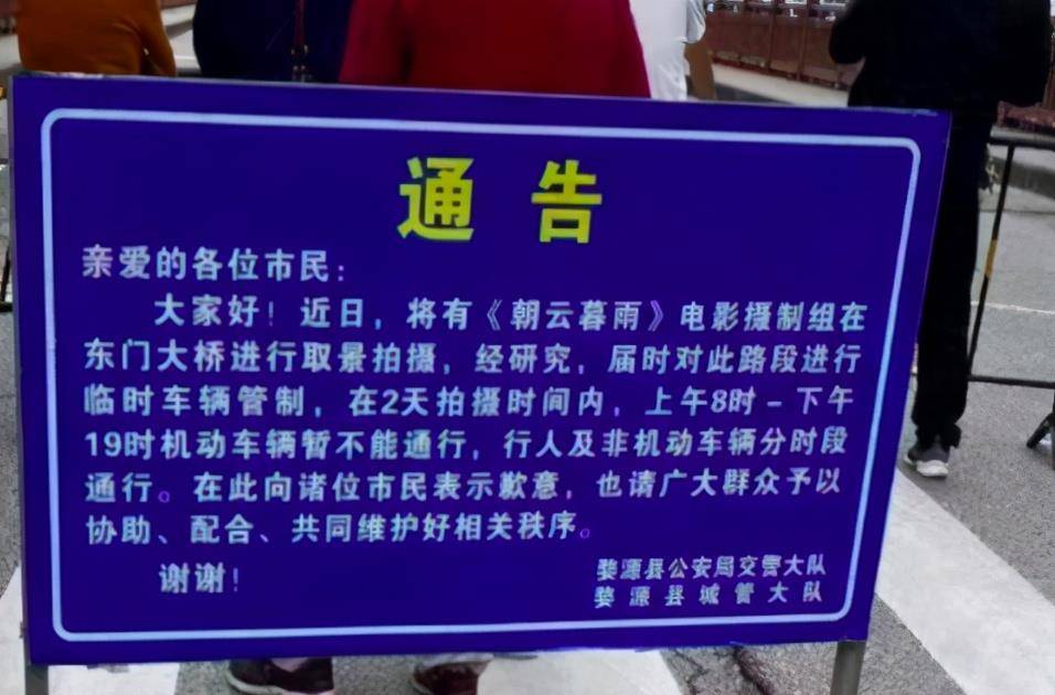 加沙的坚韧与脆弱，一位父亲肩扛希望，却因疲惫而倒下的瞬间