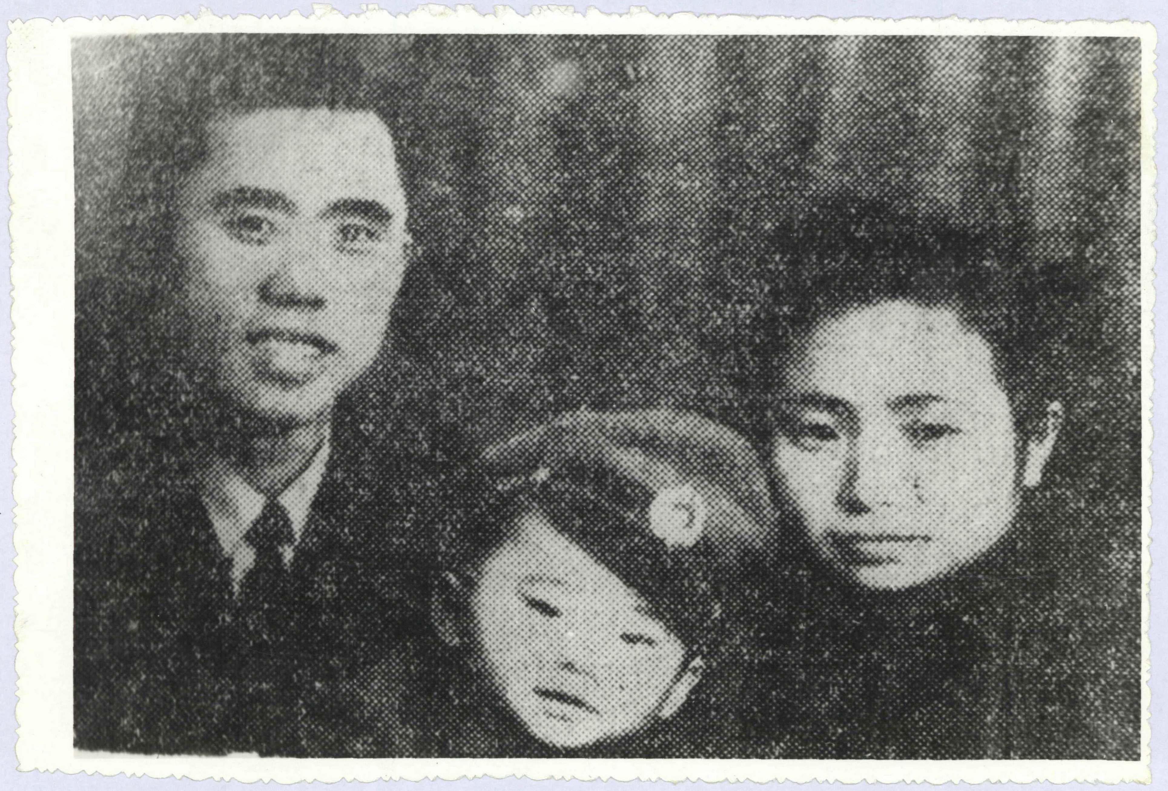重庆夜景下的空中库里，无人机再现库里远投入筐奇观
