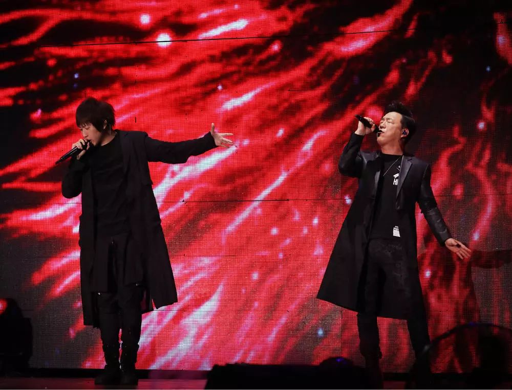 音乐跨界，五月天现场赠予汪苏泷歌曲版权的温馨瞬间