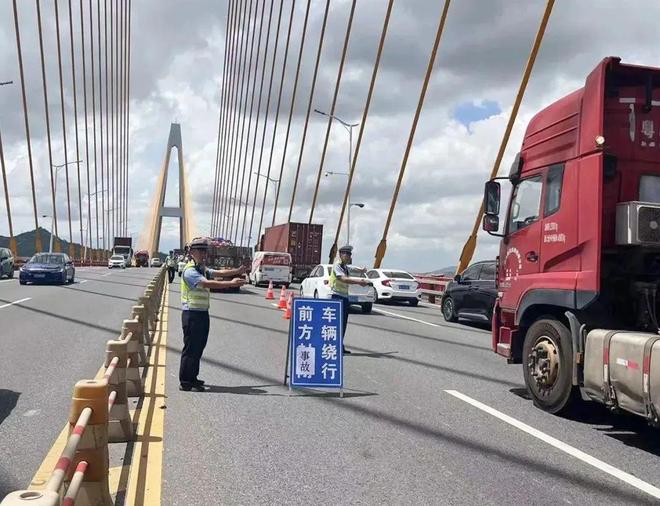青海省长紧急赶赴大桥事故现场，指挥救援行动彰显高效与担当
