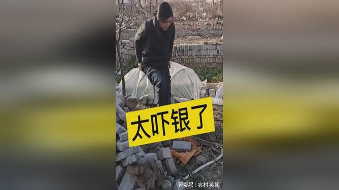 惊魂未定，4人抱树枝侥幸脱险于汹涌潮水