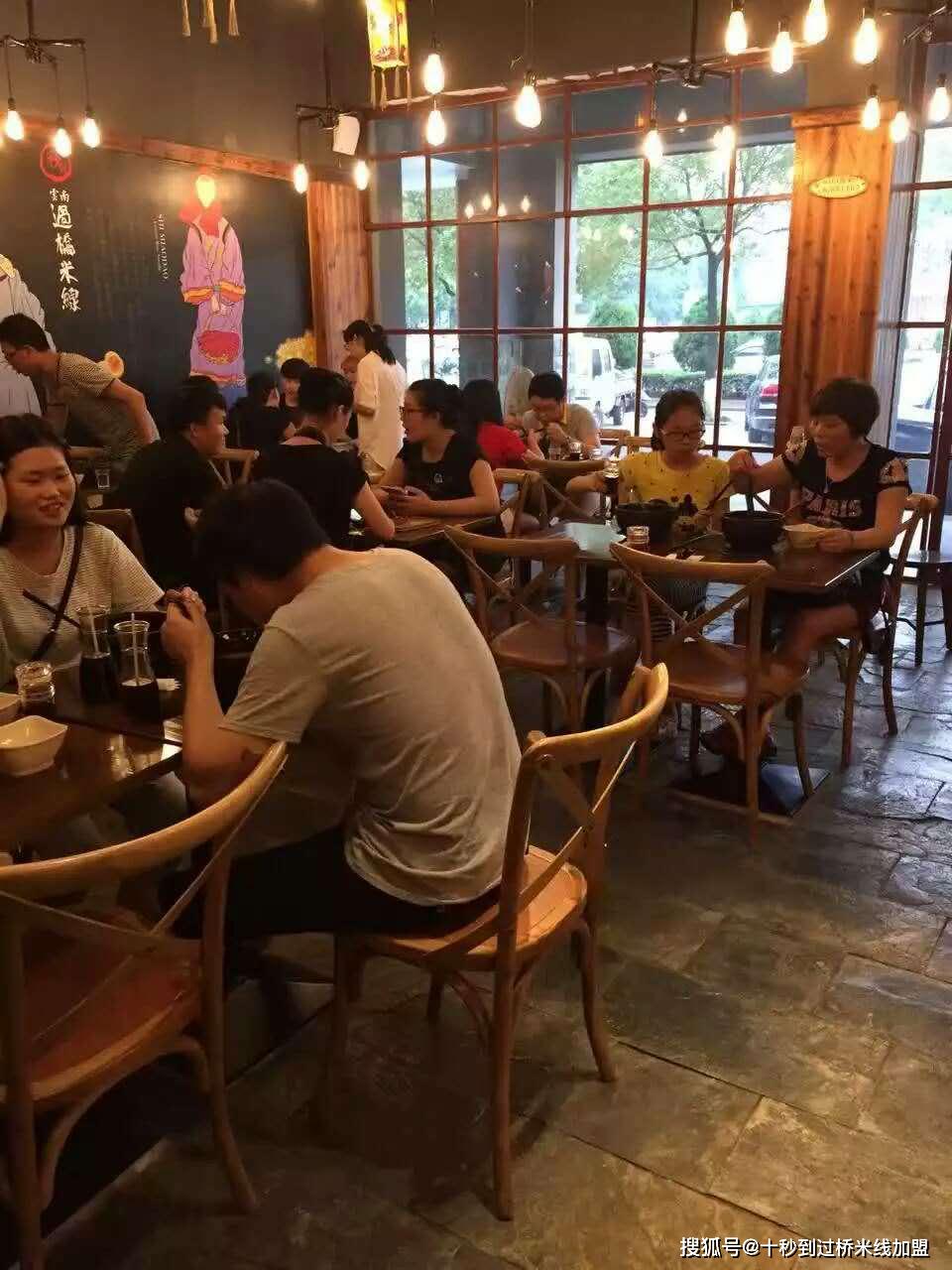 卤味巨头集体抢餐饮店生意，新零售浪潮下的跨界竞争与市场重塑