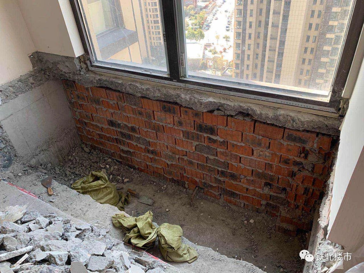 当地称，200平大堂业主砌墙行为引产权争议