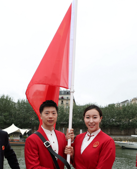 潘展乐，以执旗手身份为荣，展现中国田径新风采