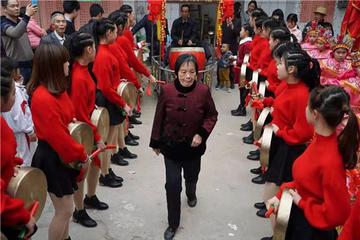 喜庆佳音，学子考上清华，村里请英歌队隆重庆祝