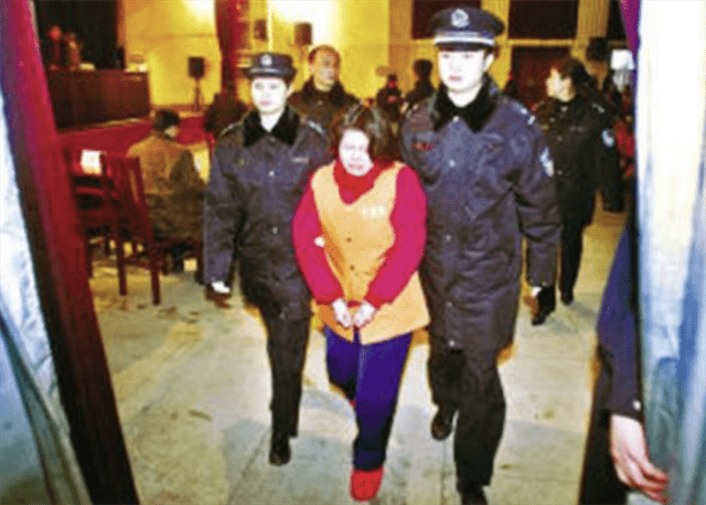 悲剧的阴影，副教授命丧精神病人之手，儿子深陷哀痛一夜之间竟成光头