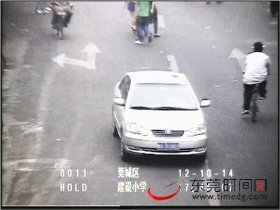 警车中间一横英勇救五命，轿车逆行惊魂记