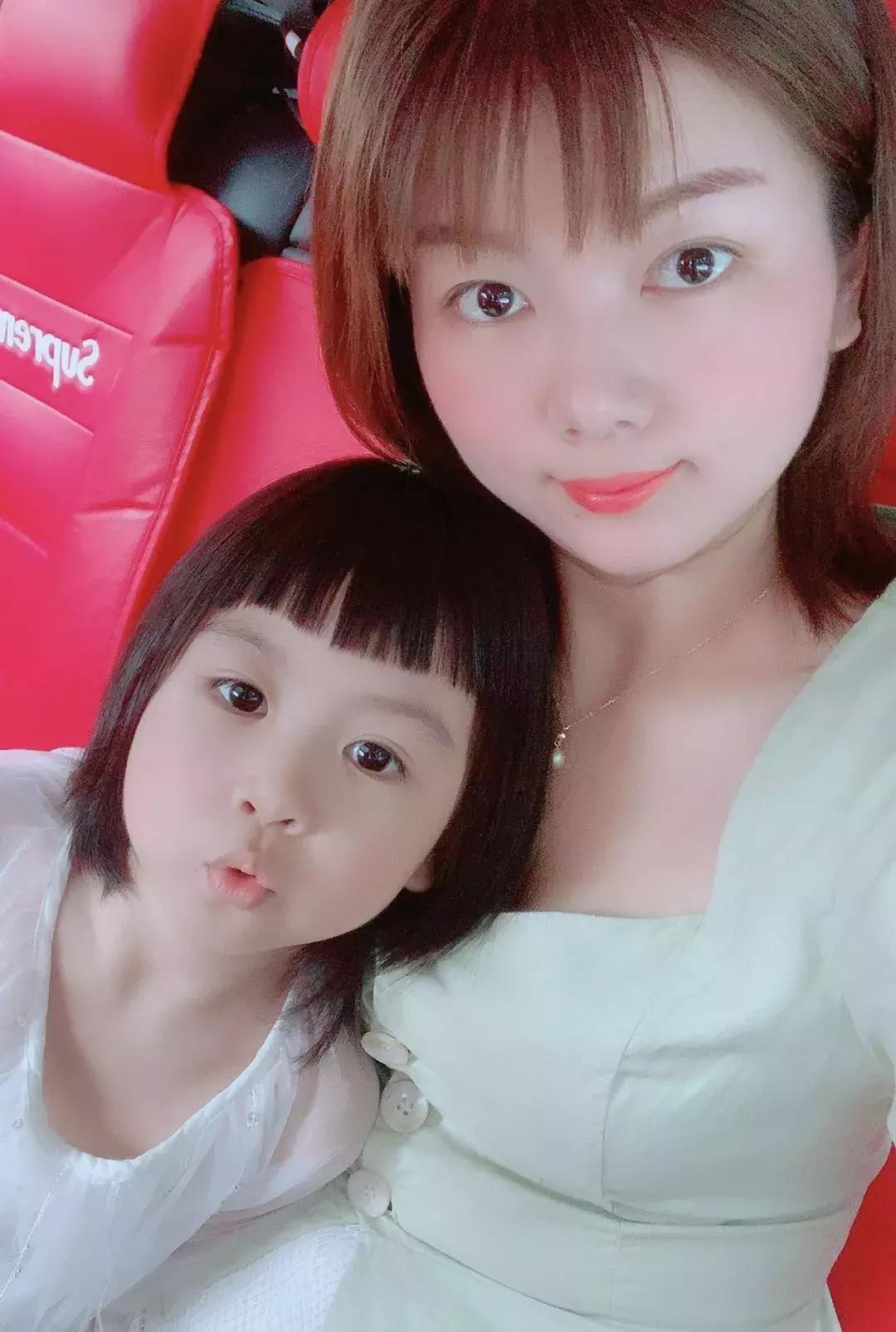 男子电动车后绑60斤大鱼遛街，创意与挑战的奇妙融合