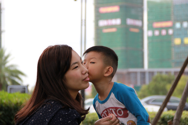 母子情深，洪水中的生命之舟—儿子硬把妈妈推上飞机