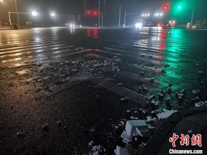 暴雨肆虐后的甘肃榆中县，路面狼藉，灾后重建待时