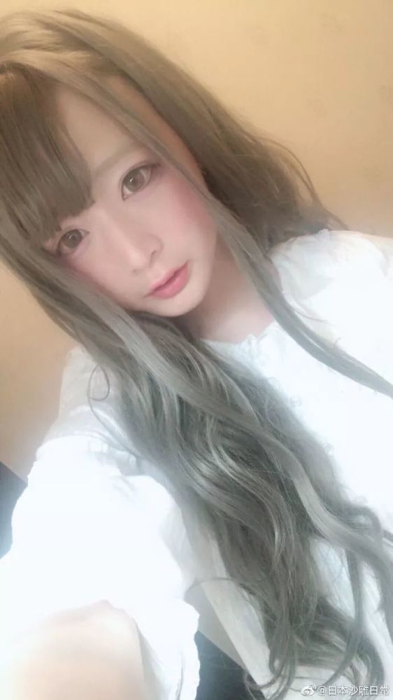男子变身女装，偷走两双黑丝袜的离奇事件