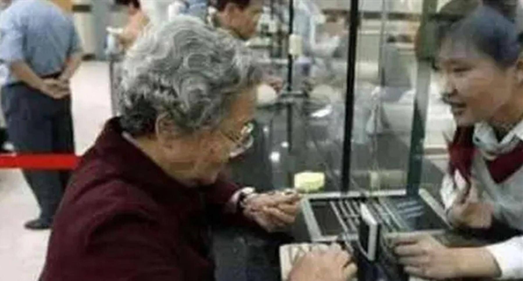 养老院风波，老太被女儿带出盗取存款的背后与反思